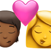 Beso: Persona, Mujer, Tono De Piel Oscuro Medio, Sin tono de piel Apple iOS 17.4.