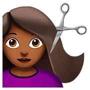 💇🏾 Emoji Persona Cortándose El Pelo: Tono De Piel Oscuro Medio en Apple iOS 10.2.