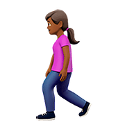 🚶🏾‍♀️ Emoji Mulher Andando: Pele Morena Escura na Apple iOS 10.2.
