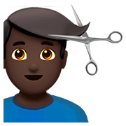 Émoji 💇🏿‍♂️ Homme Qui Se Fait Couper Les Cheveux : Peau Foncée sur Apple iOS 11.2.