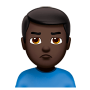 Emoji 🙎🏿‍♂️ Uomo Imbronciato: Carnagione Scura su Apple iOS 11.2.