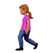 Emoji 🚶🏽‍♀️ Donna Che Cammina: Carnagione Olivastra su Apple iOS 11.2.