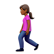 🚶🏾‍♀️ Emoji Mujer Caminando: Tono De Piel Oscuro Medio en Apple iOS 11.2.