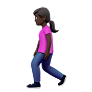 Émoji 🚶🏿‍♀️ Femme Qui Marche : Peau Foncée sur Apple iOS 11.2.