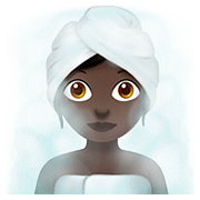 🧖🏿‍♀️ Emoji Mujer En Una Sauna: Tono De Piel Oscuro en Apple iOS 11.3.