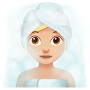 🧖🏼‍♀️ Emoji Mujer En Una Sauna: Tono De Piel Claro Medio en Apple iOS 11.3.