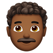 Émoji 👨🏾‍🦱 Homme : Peau Mate Et Cheveux Bouclés sur Apple iOS 12.1.