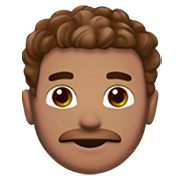 Émoji 👨🏽‍🦱 Homme : Peau Légèrement Mate Et Cheveux Bouclés sur Apple iOS 12.1.
