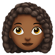 👩🏾‍🦱 Emoji Mulher: Pele Morena Escura E Cabelo Cacheado na Apple iOS 12.1.