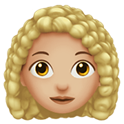 👩🏼‍🦱 Emoji Mujer: Tono De Piel Claro Medio Y Pelo Rizado en Apple iOS 12.1.