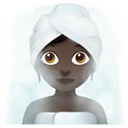 🧖🏿‍♀️ Emoji Mujer En Una Sauna: Tono De Piel Oscuro en Apple iOS 12.1.