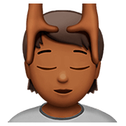 💆🏾 Emoji Persona Recibiendo Masaje: Tono De Piel Oscuro Medio en Apple iOS 13.2.