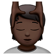 💆🏿 Emoji Person, die eine Kopfmassage bekommt: dunkle Hautfarbe Apple iOS 13.2.