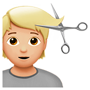 💇🏼 Emoji Persona Cortándose El Pelo: Tono De Piel Claro Medio en Apple iOS 13.2.