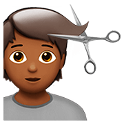 💇🏾 Emoji Pessoa Cortando O Cabelo: Pele Morena Escura na Apple iOS 13.2.
