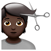 💇🏿 Emoji Persona Cortándose El Pelo: Tono De Piel Oscuro en Apple iOS 13.2.