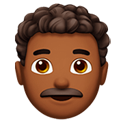 👨🏾‍🦱 Emoji Mann: mitteldunkle Hautfarbe, lockiges Haar Apple iOS 13.2.