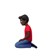 Émoji 🧎🏿‍♂️ Homme à Genoux : Peau Foncée sur Apple iOS 13.2.