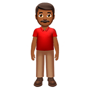 🧍🏾‍♂️ Emoji Homem Em Pé: Pele Morena Escura na Apple iOS 13.2.