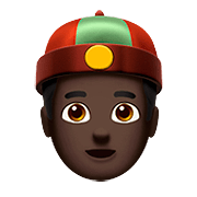 👲🏿 Emoji Mann mit chinesischem Hut: dunkle Hautfarbe Apple iOS 13.2.