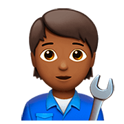 🧑🏾‍🔧 Emoji Mecânico Trabalhando: Pele Morena Escura na Apple iOS 13.2.