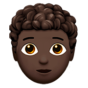 🧑🏿‍🦱 Emoji Persona: Tono De Piel Oscuro, Pelo Rizado en Apple iOS 13.2.