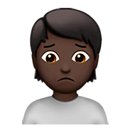🙍🏿 Emoji Franzindo A Sobrancelha: Pele Escura na Apple iOS 13.2.