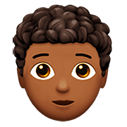 🧑🏾‍🦱 Emoji Erwachsener: mitteldunkle Hautfarbe, lockiges Haar Apple iOS 13.2.