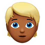 👱🏾 Emoji Pessoa: Pele Morena Escura E Cabelo Louro na Apple iOS 13.2.