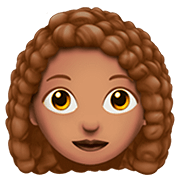 👩🏽‍🦱 Emoji Frau: mittlere Hautfarbe, lockiges Haar Apple iOS 13.2.