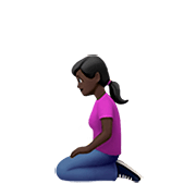 🧎🏿‍♀️ Emoji Mujer De Rodillas: Tono De Piel Oscuro en Apple iOS 13.2.