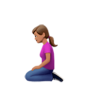 Emoji 🧎🏽‍♀️ Donna Inginocchiata: Carnagione Olivastra su Apple iOS 13.2.