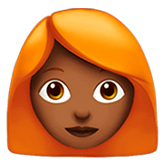👩🏾‍🦰 Emoji Mulher: Pele Morena Escura E Cabelo Vermelho na Apple iOS 13.2.