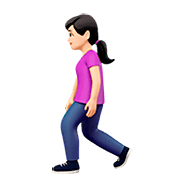 🚶🏻‍♀️ Emoji Fußgängerin: helle Hautfarbe Apple iOS 13.2.