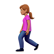 Emoji 🚶🏽‍♀️ Donna Che Cammina: Carnagione Olivastra su Apple iOS 13.2.