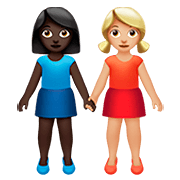 👩🏿‍🤝‍👩🏼 Emoji Duas Mulheres De Mãos Dadas: Pele Escura E Pele Morena Clara na Apple iOS 13.2.