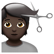 💇🏿 Emoji Persona Cortándose El Pelo: Tono De Piel Oscuro en Apple iOS 13.3.