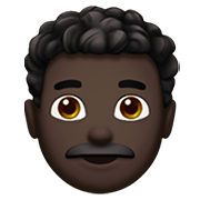 👨🏿‍🦱 Emoji Mann: dunkle Hautfarbe, lockiges Haar Apple iOS 13.3.