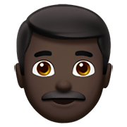 👨🏿 Emoji Mann: dunkle Hautfarbe Apple iOS 13.3.