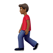 🚶🏾‍♂️ Emoji Hombre Caminando: Tono De Piel Oscuro Medio en Apple iOS 13.3.