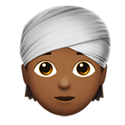 👳🏾 Emoji Pessoa Com Turbante: Pele Morena Escura na Apple iOS 13.3.