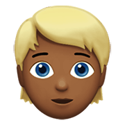 👱🏾 Emoji Pessoa: Pele Morena Escura E Cabelo Louro na Apple iOS 13.3.