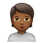 🙎🏾 Emoji Persona Haciendo Pucheros: Tono De Piel Oscuro Medio en Apple iOS 13.3.