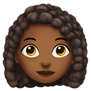 👩🏾‍🦱 Emoji Frau: mitteldunkle Hautfarbe, lockiges Haar Apple iOS 13.3.