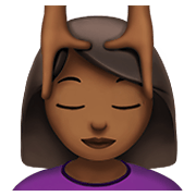 💆🏾‍♀️ Emoji Frau, die eine Kopfmassage bekommt: mitteldunkle Hautfarbe Apple iOS 13.3.