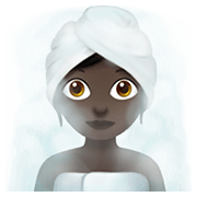 🧖🏿‍♀️ Emoji Mujer En Una Sauna: Tono De Piel Oscuro en Apple iOS 13.3.