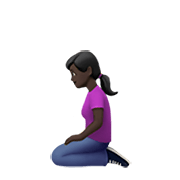 Emoji 🧎🏿‍♀️ Donna Inginocchiata: Carnagione Scura su Apple iOS 13.3.
