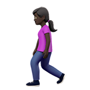 🚶🏿‍♀️ Emoji Mujer Caminando: Tono De Piel Oscuro en Apple iOS 13.3.