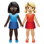 👩🏿‍🤝‍👩🏼 Emoji Duas Mulheres De Mãos Dadas: Pele Escura E Pele Morena Clara na Apple iOS 13.3.
