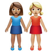 👩🏽‍🤝‍👩🏼 Emoji Duas Mulheres De Mãos Dadas: Pele Morena E Pele Morena Clara na Apple iOS 13.3.